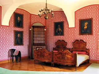 Restauriertes Schlafzimmer im Schloss Děčin