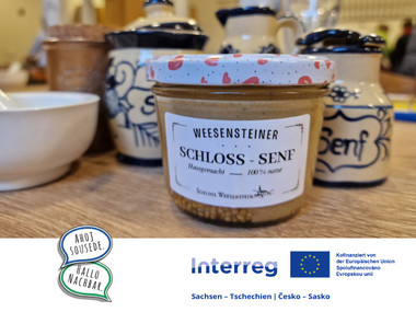 Ein Glas hausgemachter Senf