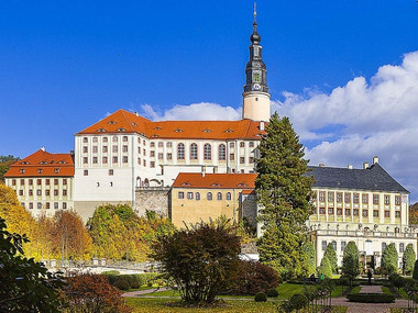 Pałac Weesenstein i park jesienią