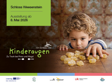 Prinzenkind im Ledertapetensaal, das nach Süßigkeiten schaut